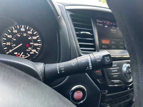 Used 2020 Nissan Pathfinder S FWD image 23