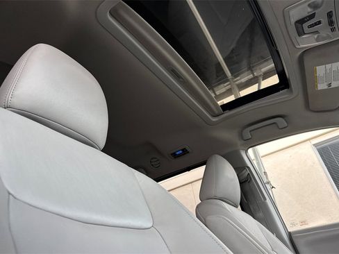 Used 2015 Toyota Sienna L image 17