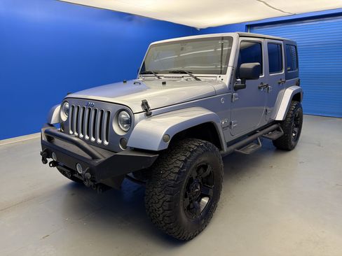 Used 2016 Jeep Wrangler Unlimited Sahara image 4