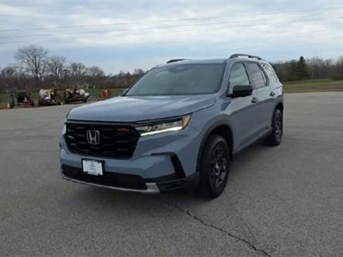 Used 2024 Honda Pilot TrailSport image 3