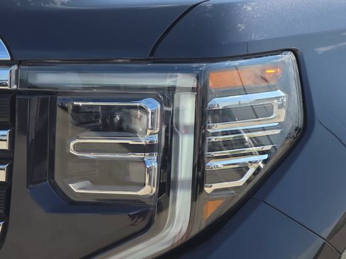 Used 2025 GMC Sierra 1500 SLT AWD/4WD image 28