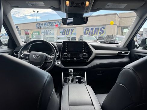Used 2022 Toyota Highlander XLE AWD/4WD image 15