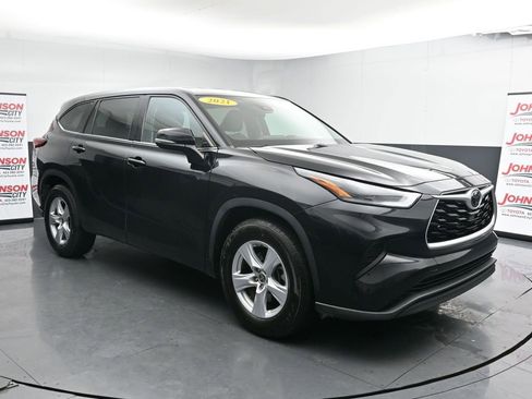 Used 2021 Toyota Highlander L image 2