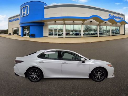 Used 2023 Toyota Camry XLE image 9