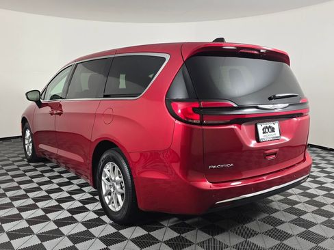 Used 2024 Chrysler Pacifica Touring-L image 6