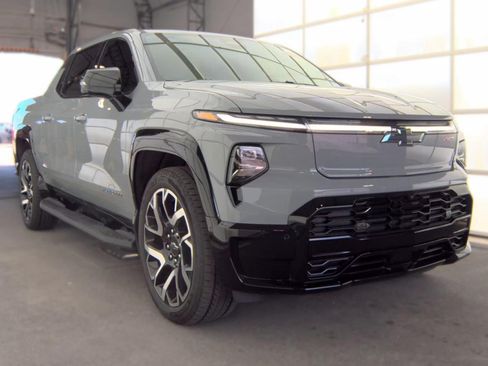 Used 2025 Chevrolet Silverado EV RST AWD/4WD image 3