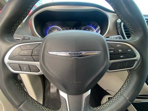 Used 2022 Chrysler Voyager LX image 16