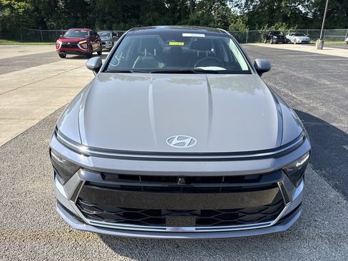 Used 2025 Hyundai Sonata Limited FWD image 2