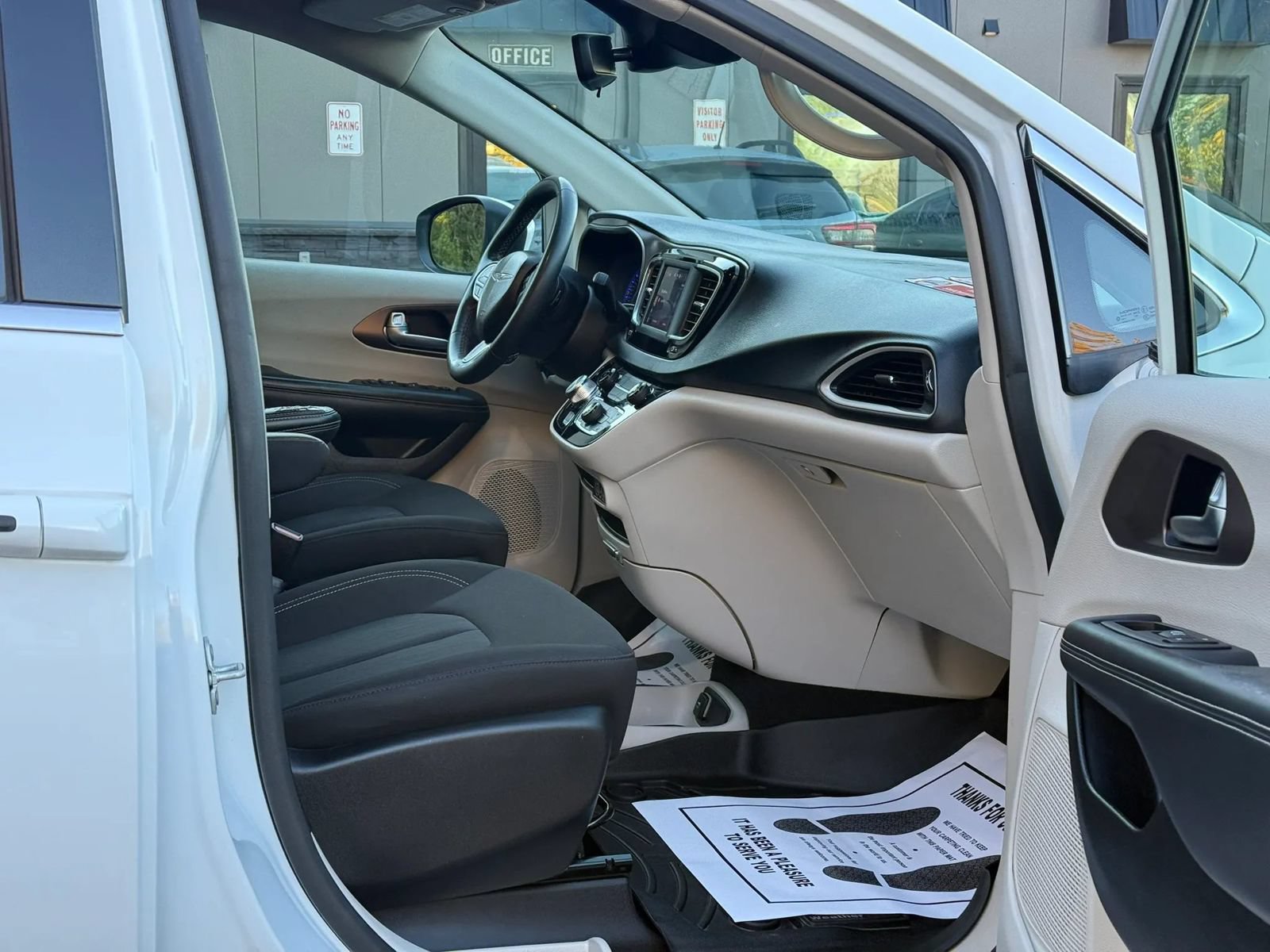 Used 2023 Chrysler Voyager LX FWD image 14