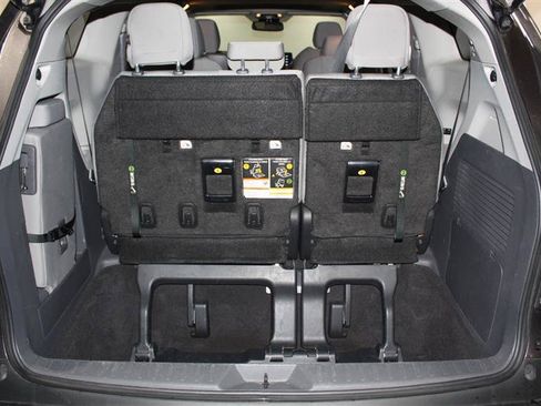 Used 2023 Toyota Sienna LE w/ LE Plus Package FWD image 32