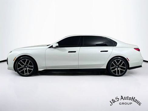 Used 2024 BMW i7 xDrive60 AWD/4WD image 4