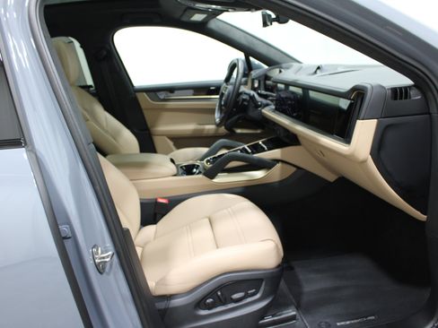 Used 2025 Porsche Cayenne Turbo AWD/4WD image 29