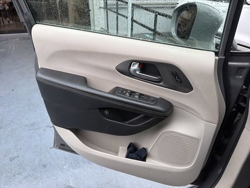 Used 2022 Chrysler Pacifica Touring-L FWD image 7