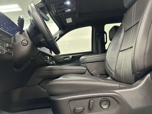 Used 2025 Chevrolet Suburban High Country AWD/4WD image 27