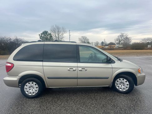 Used 2007 Chrysler Town & Country w/ Popular Equipment Group I image 10