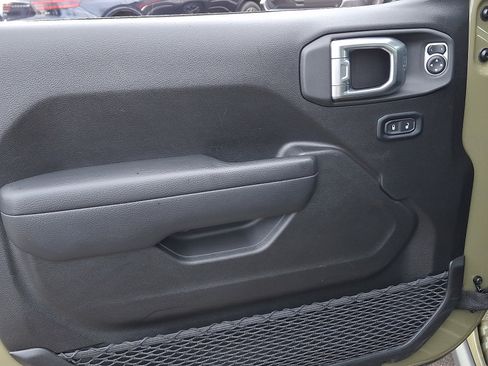 Used 2025 Jeep Wrangler Unlimited Rubicon image 12