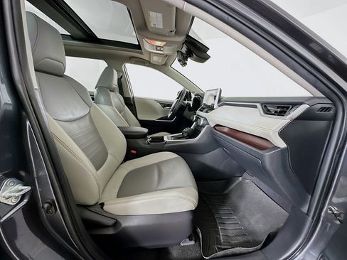 Used 2019 Toyota RAV4 Limited image 32