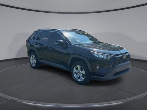 Used 2020 Toyota RAV4 XLE FWD image 2
