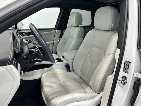Certified 2023 Porsche Macan AWD/4WD image 5