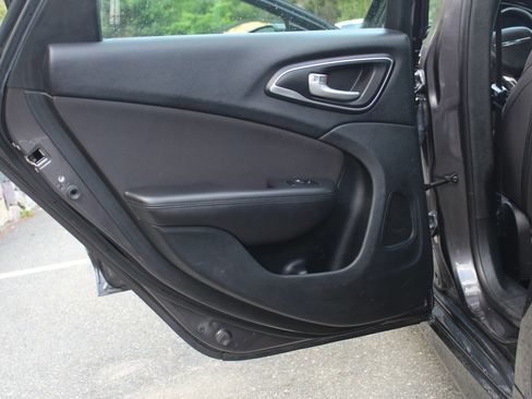 Used 2015 Chrysler 200 Limited w/ Convenience Group image 14
