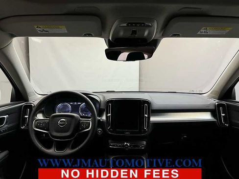 Used 2022 Volvo XC40 T5 Momentum w/ Premium Package image 12