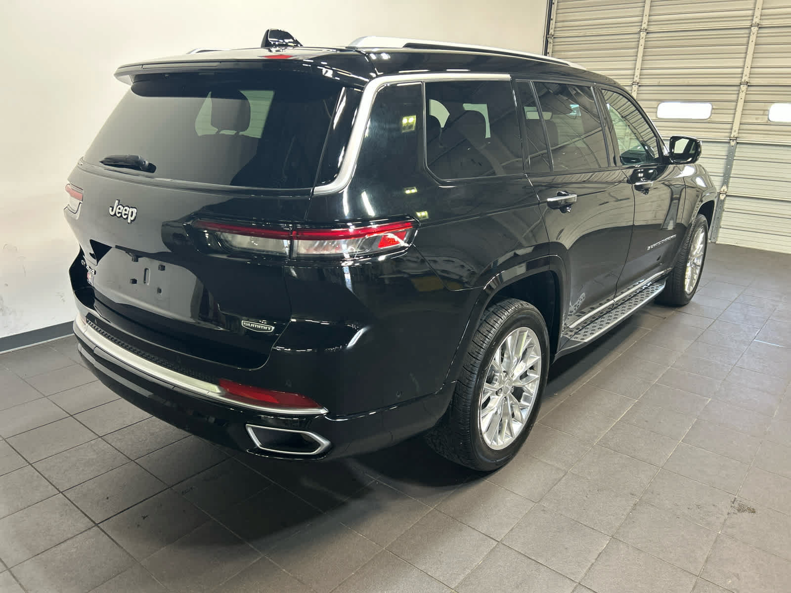 Used 2021 Jeep Grand Cherokee L Summit w/ Luxury Tech Group V AWD/4WD image 3