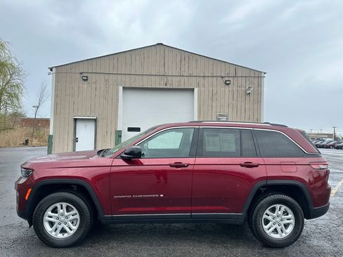 Used 2023 Jeep Grand Cherokee Laredo w/ Luxury Tech Group I AWD/4WD image 10