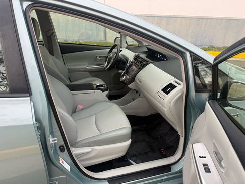 Used 2014 Toyota Prius V Five image 17