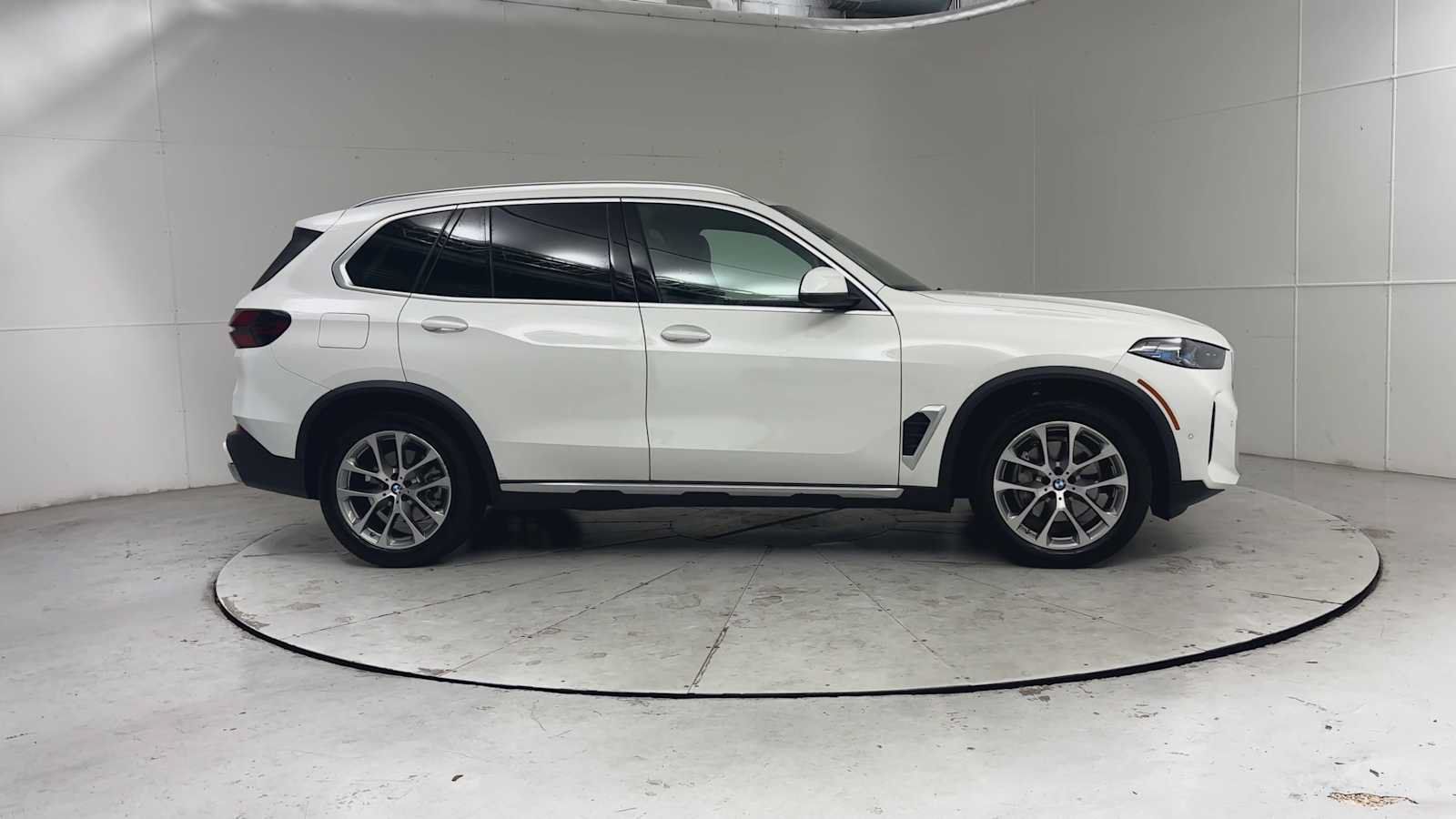 Used 2024 BMW X5 xDrive40i w/ Premium Package AWD/4WD image 3