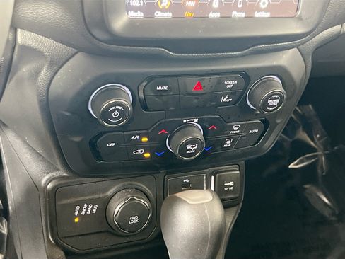 Used 2022 Jeep Renegade Latitude AWD/4WD image 16