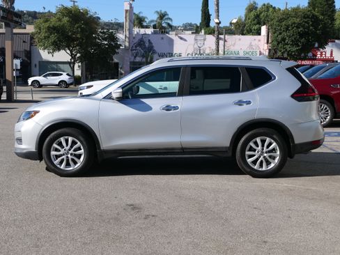 Used 2018 Nissan Rogue SV FWD image 2