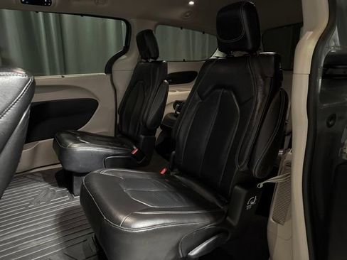Used 2022 Chrysler Pacifica Touring-L w/ Uconnect Theater Family Group AWD/4WD image 25