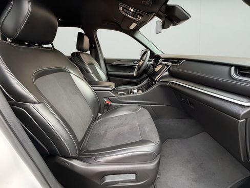 Used 2024 Jeep Grand Cherokee Altitude image 23