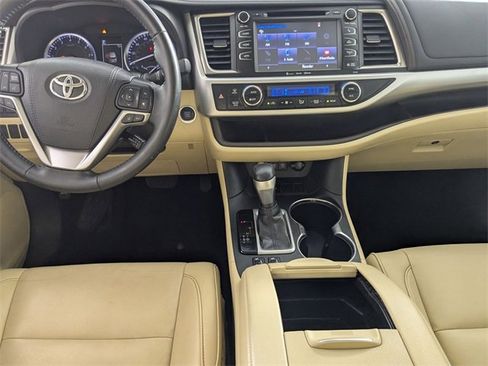 Used 2019 Toyota Highlander XLE image 24