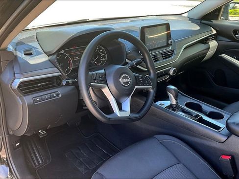 Used 2025 Nissan Altima 2.5 SV FWD image 16