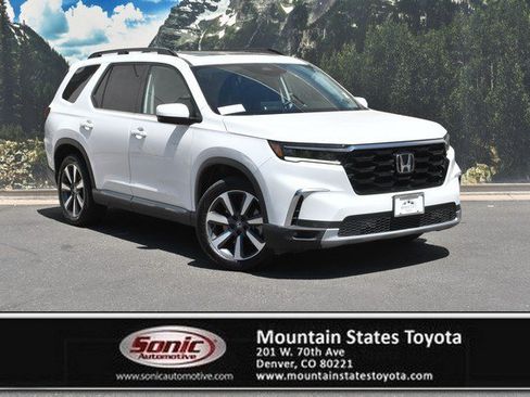 Used 2025 Honda Pilot Touring image 1