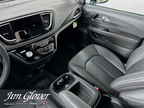 New 2026 Chrysler Pacifica Select image 19