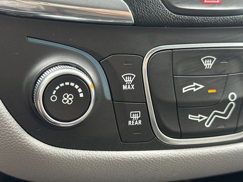 Used 2020 Chevrolet Equinox LS FWD image 28