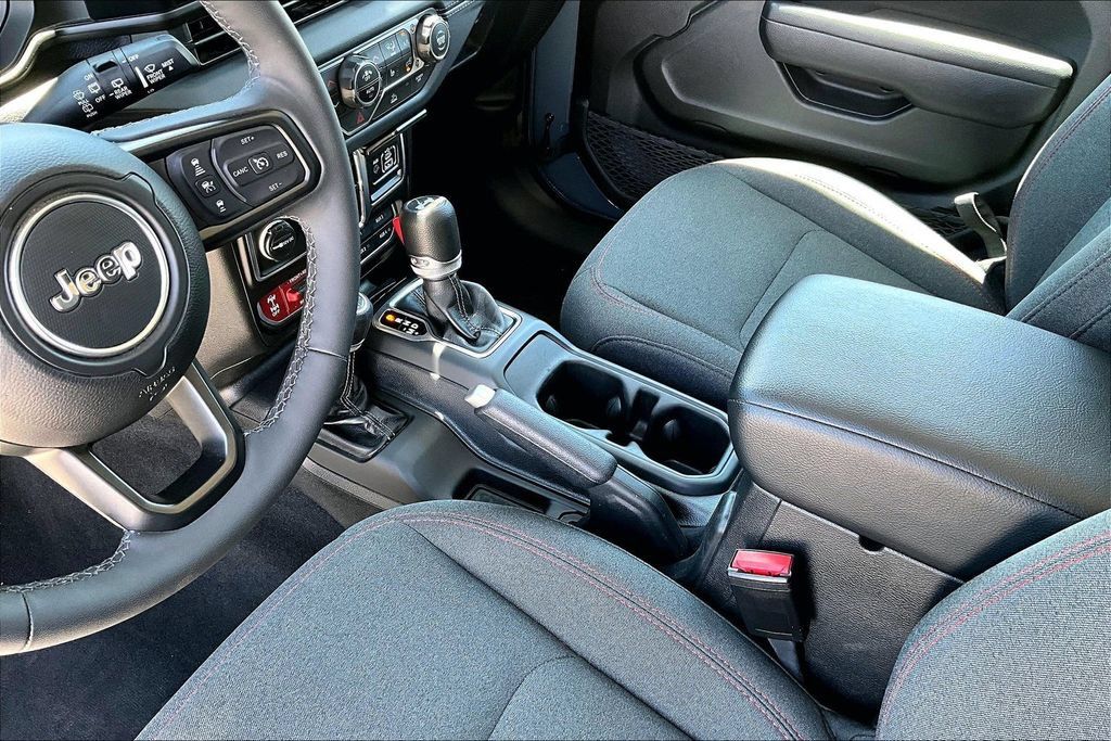 Certified 2025 Jeep Wrangler Unlimited Rubicon w/ Convenience Group AWD/4WD image 11