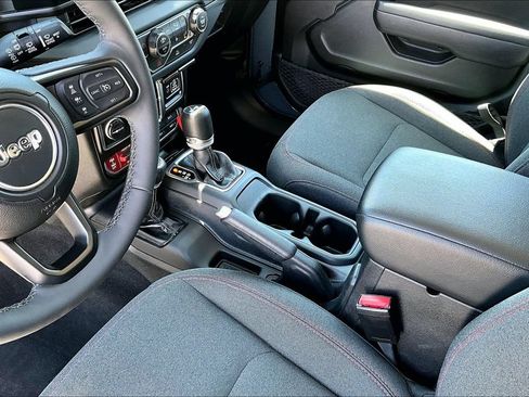 Certified 2025 Jeep Wrangler Unlimited Rubicon w/ Convenience Group AWD/4WD image 11