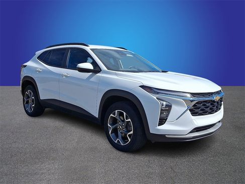 New 2025 Chevrolet Trax LT w/ LT Convenience Package image 2