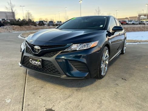 Used 2019 Toyota Camry SE image 3