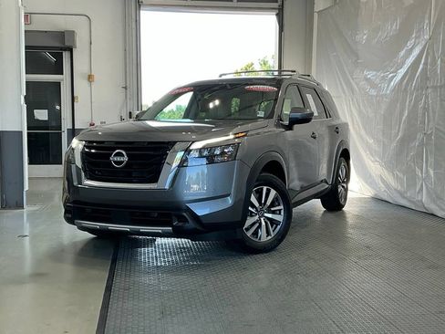 Used 2025 Nissan Pathfinder SL AWD/4WD image 2