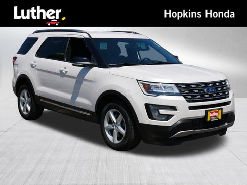 Used 2017 Ford Explorer XLT w/ Equipment Group 202A AWD/4WD image 1