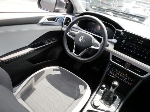 Certified 2025 Volkswagen Taos SE w/ Panoramic Sunroof Package AWD/4WD image 9