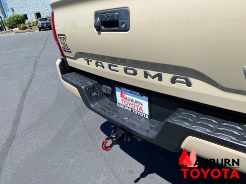 Used 2018 Toyota Tacoma TRD Sport AWD/4WD image 12