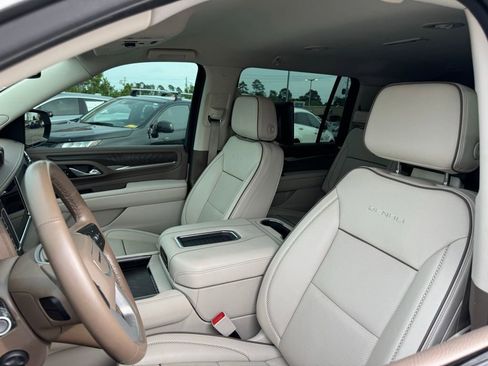 Used 2024 GMC Yukon XL Denali AWD/4WD image 8