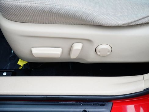 Used 2013 Toyota Camry LE image 19