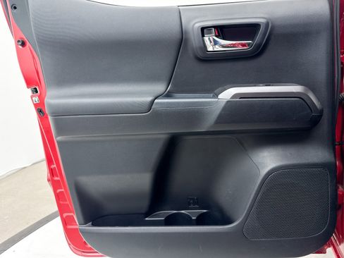 Used 2017 Toyota Tacoma TRD Sport image 32