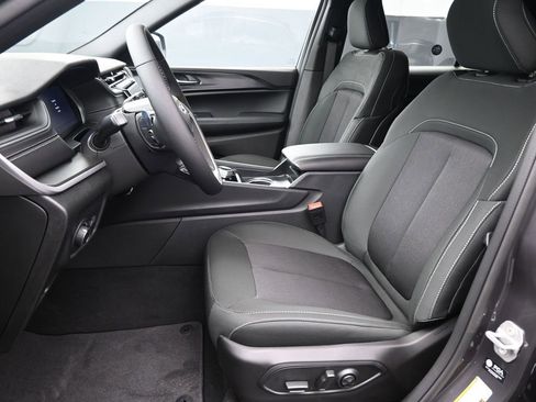 New 2025 Jeep Grand Cherokee L Laredo w/ Luxury Tech Group I image 29